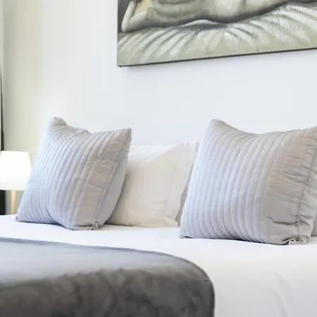 Cozy Beachside Retreat In By Lovelystay *